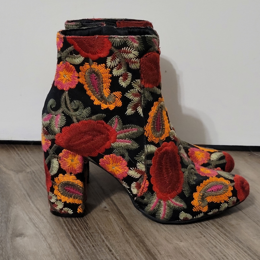 MIA size 8 floral embroidered booties